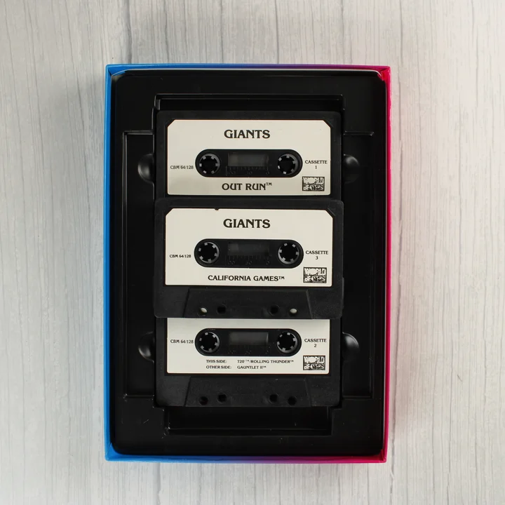 Három fekete műanyag kazetta a Giants válogatás belső tálcájában