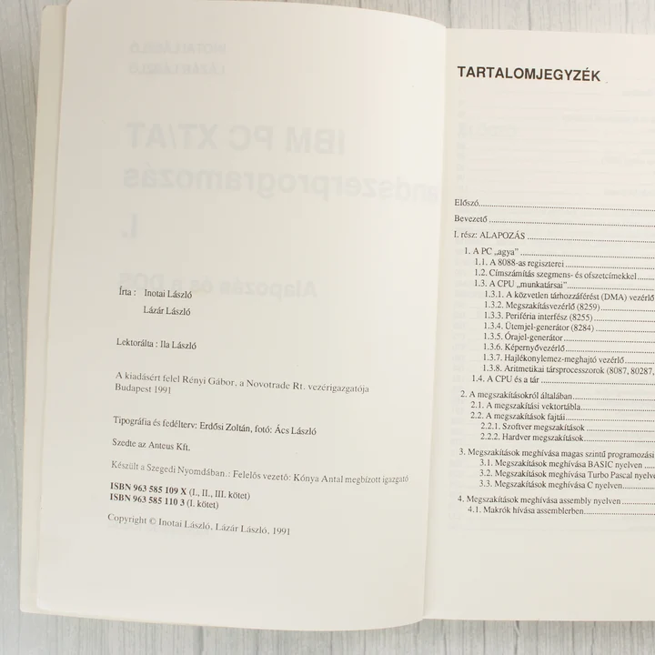 Az IBM PC XT/AT rendszerprogramozás I. kötetének belső oldala a tartalomjegyzékkel