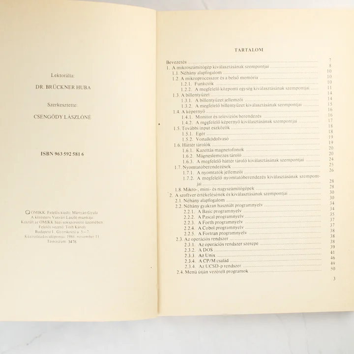 A könyv belső oldala a tartalomjegyzékkel és kiadói adatokkal