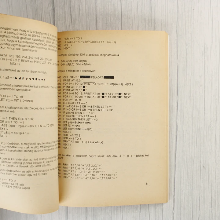 A ZX Spectrum Tippek és trükkök könyv belső oldala programkóddal