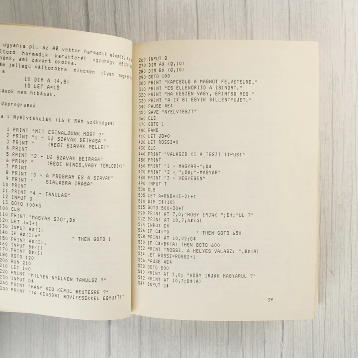 A ZX81 BASIC és Assembler könyv nyitott oldalai programkóddal