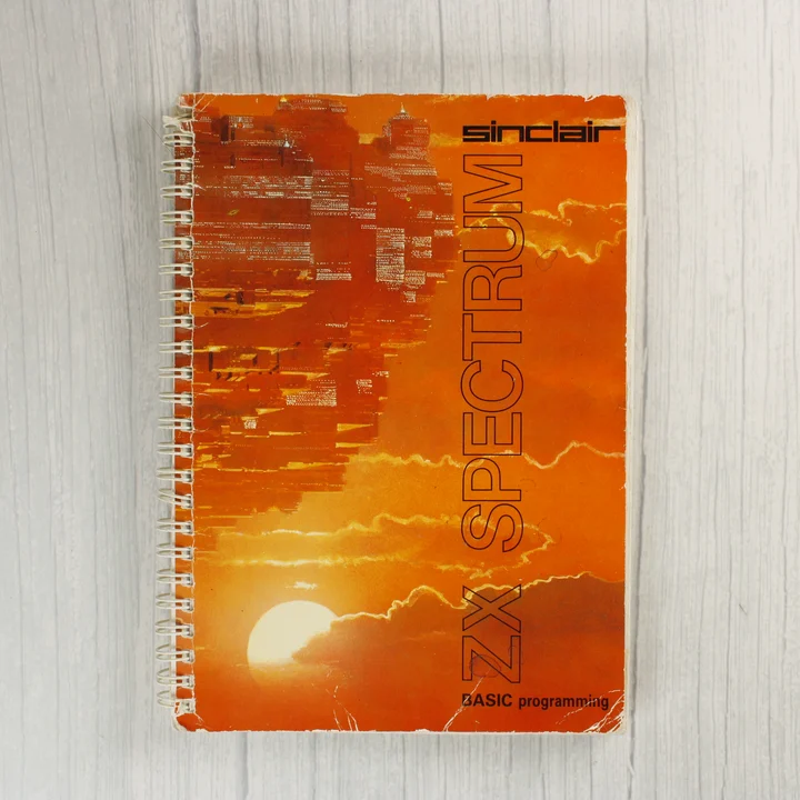 Sinclair ZX Spectrum BASIC programming kézikönyv narancssárga borítója