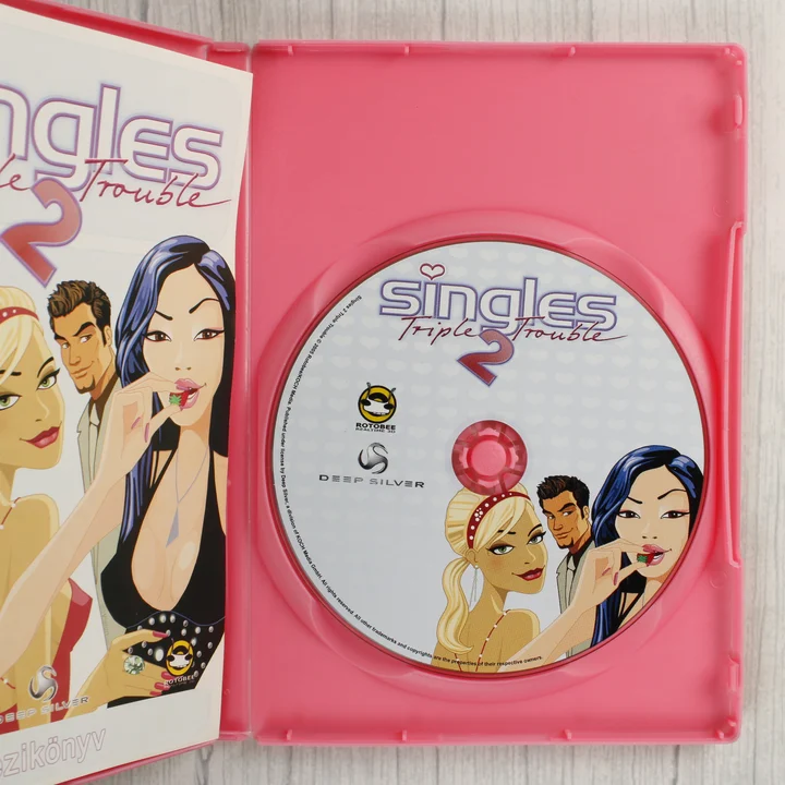 Singles 2 Triple Trouble lemez és tok A nyitott rózsaszín tok a Singles 2 lemezzel és a kézikönyvvel.