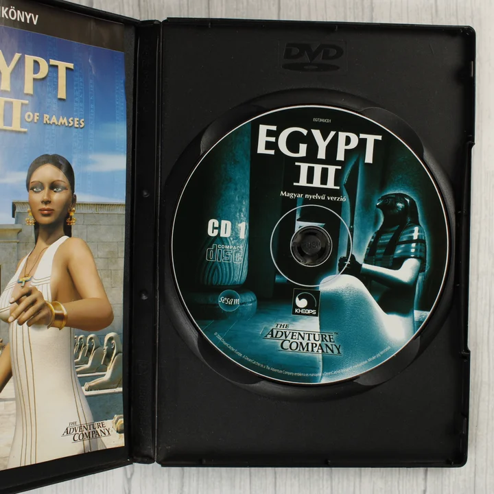 Nyitott tok az Egypt III első CD-jével és a kézikönyvvel