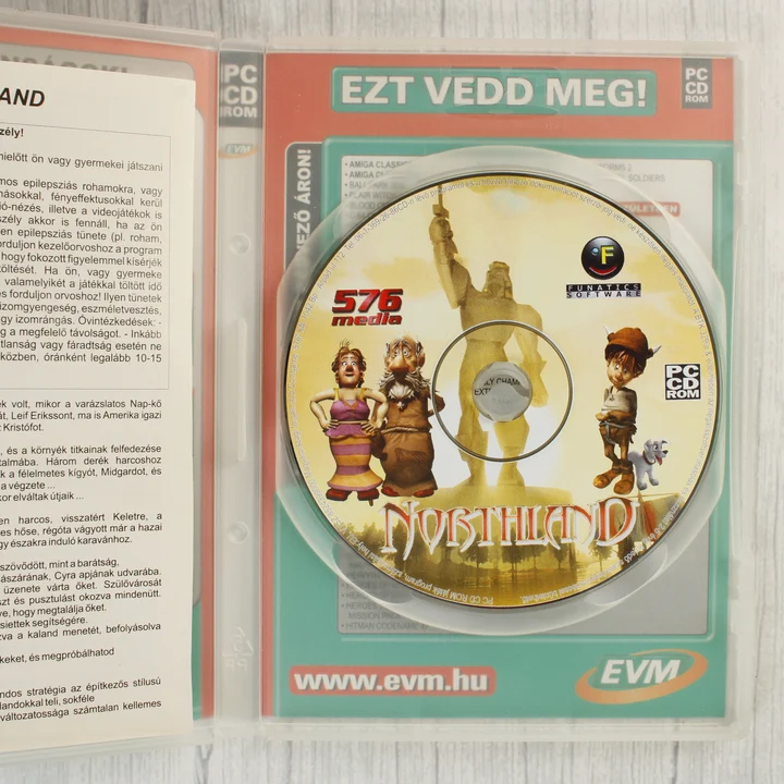 Nyitott tok a Northland CD-ROM lemezzel és a kézikönyvvel