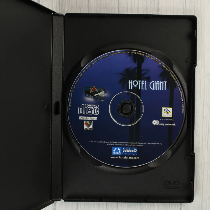 Hotel Giant CD lemez Nyitott fekete műanyag tok a Hotel Giant sötétkék CD-ROM lemezével.