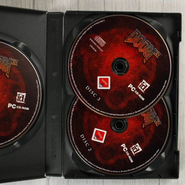 Doom 3 PC CD-ROM lemezek a tokban
