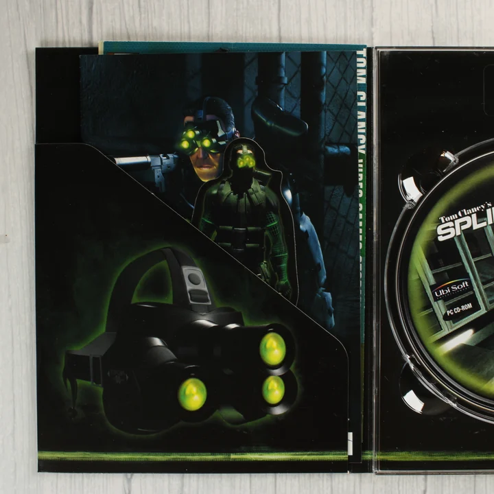 A Splinter Cell játék nyitott tokja a kézikönyvvel