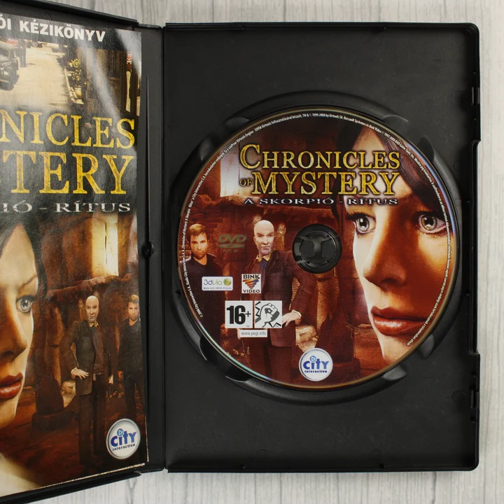 Chronicles of Mystery: A Skorpió-rítus belső Chronicles of Mystery: A Skorpió-rítus nyitott tok lemezzel