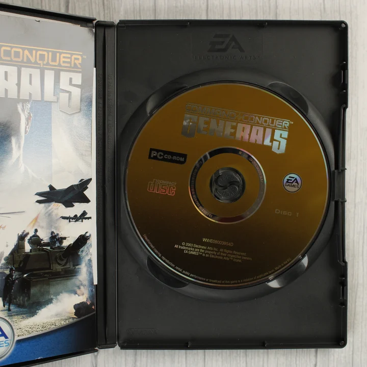 Command & Conquer Generals Disc 1 Command & Conquer Generals nyitott tok és az első lemez