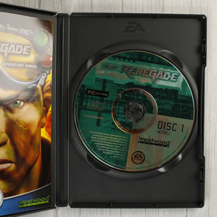 Command & Conquer Renegade belső tartalom Nyitott tok az első lemezzel és a kézikönyvvel