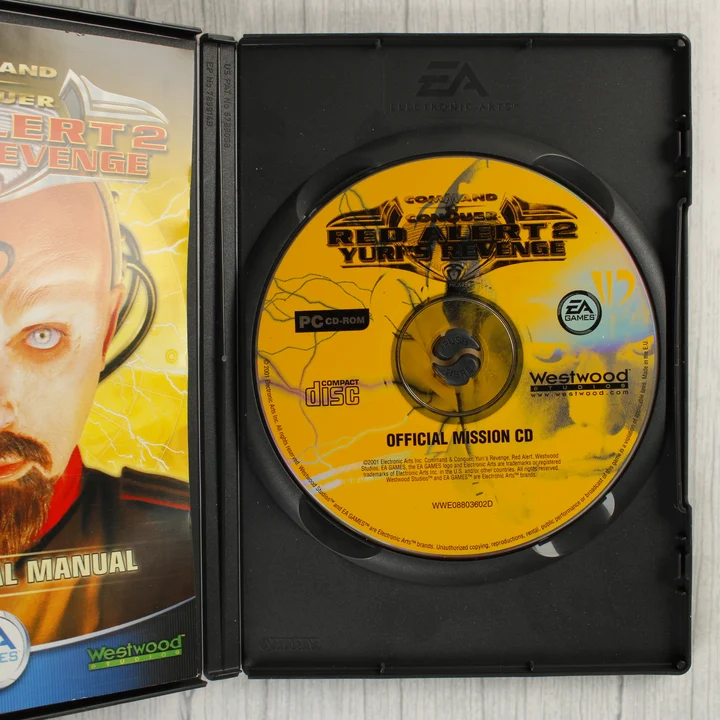 Command & Conquer Red Alert 2 Yuri's Revenge nyitott tok lemezzel és kézikönyvvel