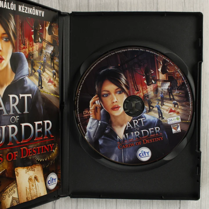 Nyitott DVD tok az Art of Murder lemezzel és kézikönyvvel