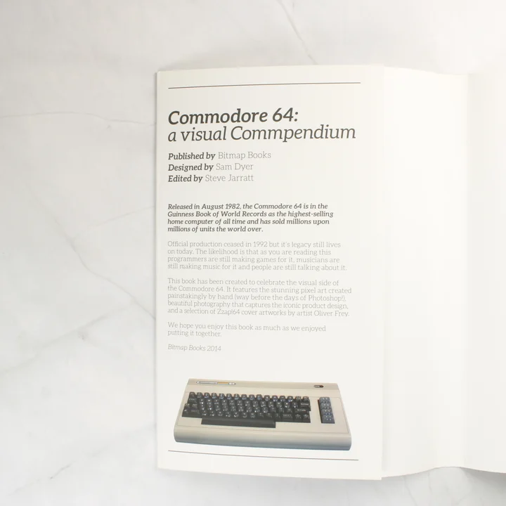 A Commodore 64: a visual Commpendium könyv belső oldala szöveggel és egy C64 fotójával