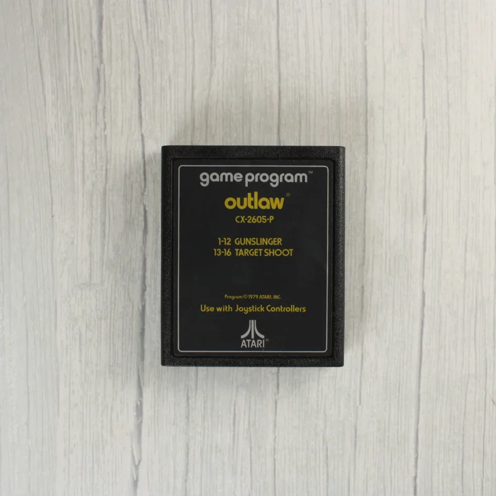 Fekete Atari 2600 Outlaw cartridge sárga felirattal.
