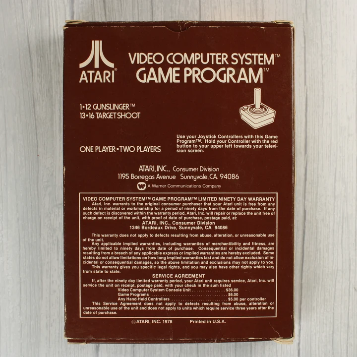 Az Atari Outlaw játék dobozának hátoldala garanciális szöveggel és technikai adatokkal.