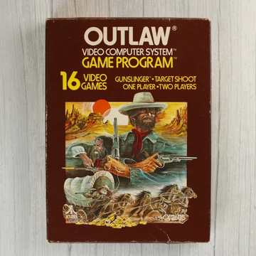 Az Outlaw videójáték barna színű dobozának előlapja vadnyugati illusztrációval.