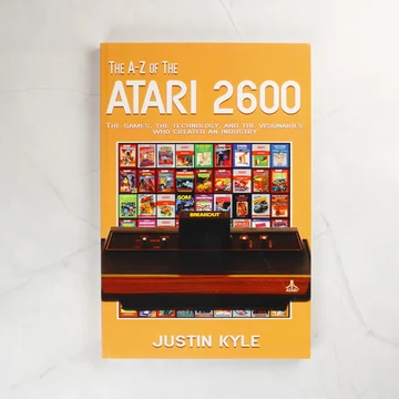 The A-Z of the Atari 2600 könyv előlapja narancssárga háttérrel és a konzol képével