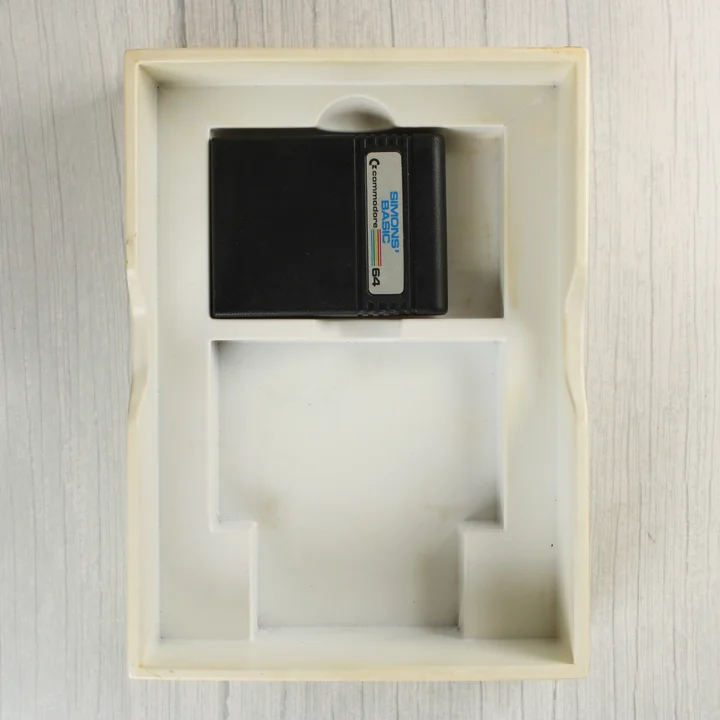 Simon's Basic 64 cartridge Simon's Basic 64 cartridge a műanyag tálcában