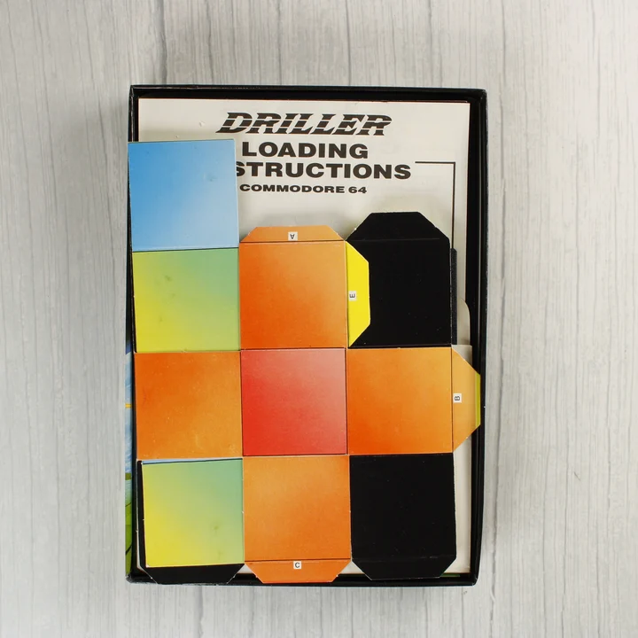 Driller C64 kiegészítő modell Driller videójátékhoz mellékelt összehajtható karton térképmodell