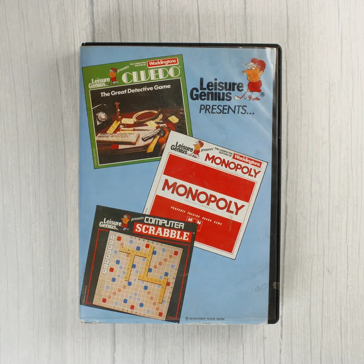 Leisure Genius videójáték-gyűjtemény tokjának előlapja Cluedo, Monopoly és Scrabble játékokkal