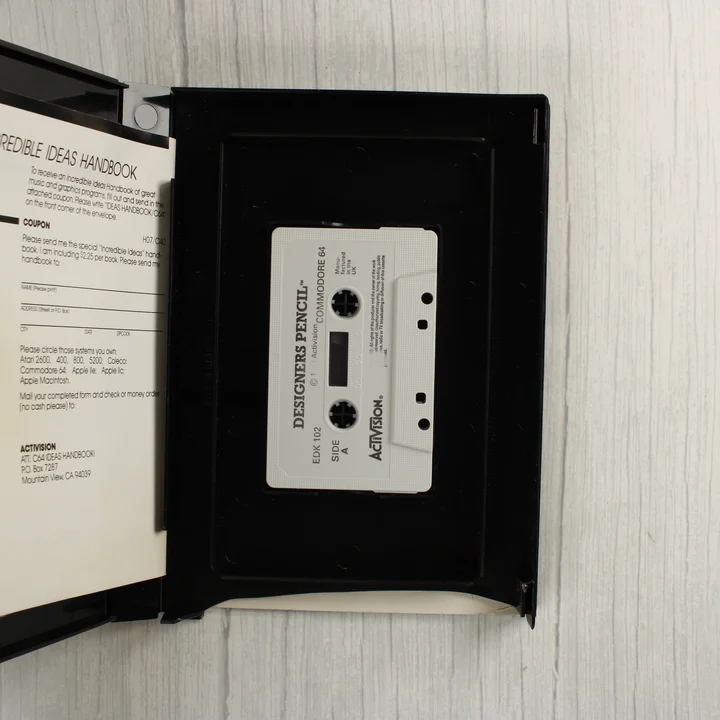 The Designer's Pencil Commodore 64 kazetta a nyitott tokban