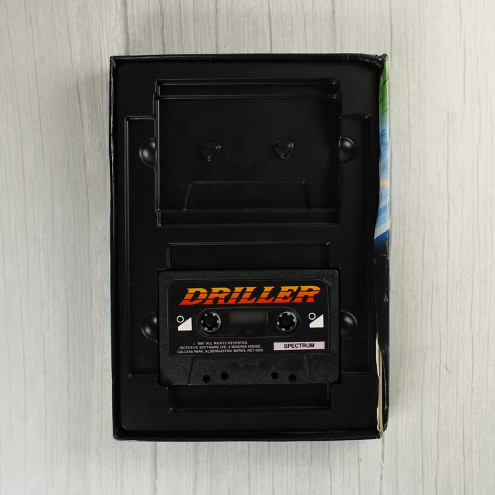 A nyitott doboz belseje a fekete műanyag tálcával és a magnókazettával