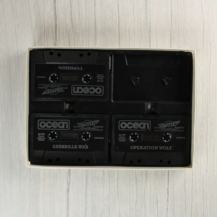 Battle Stations kazetták Három fekete kazetta a Battle Stations gyűjteményből a dobozban