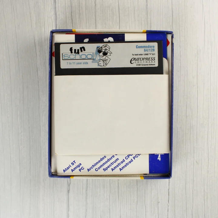 Fun School 4 floppy lemez és tartalom A Fun School 4 5,25 colos floppy lemeze a nyitott dobozban
