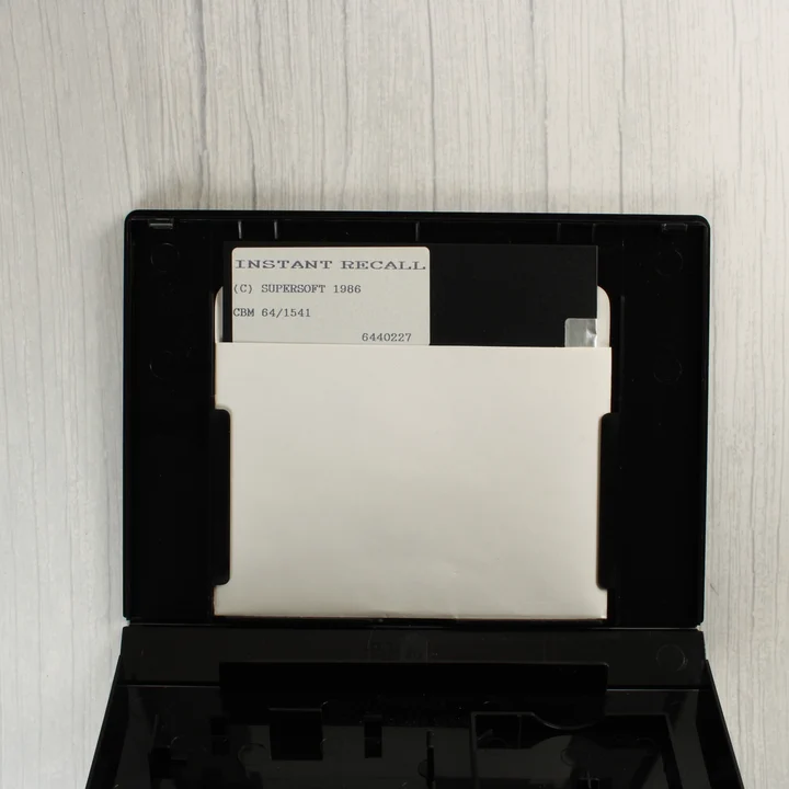 Instant Recall floppy lemez a nyitott tokban