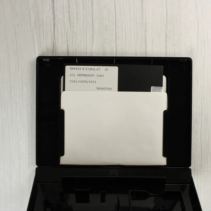Busicalc 3 floppy lemez Busicalc 3 floppy lemez a nyitott tokban