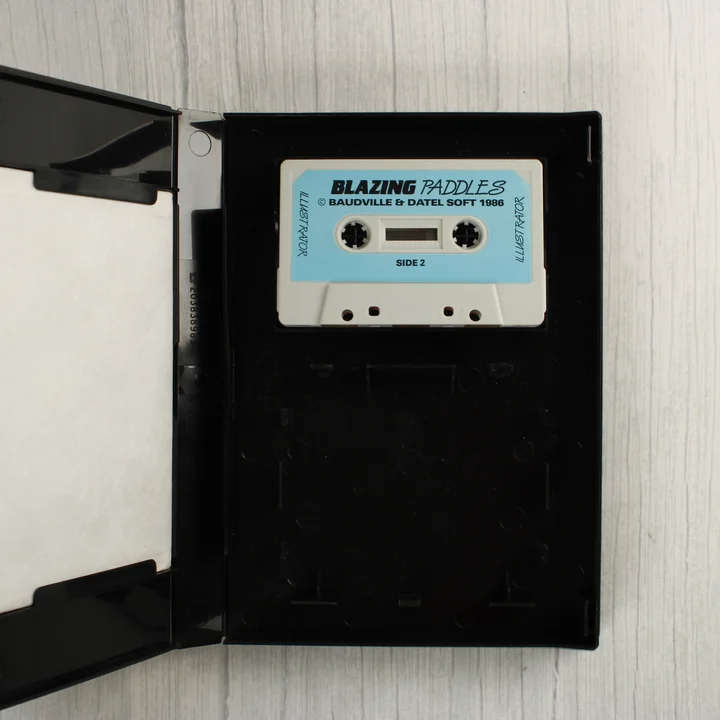 Nyitott tok a Blazing Paddles magnókazettával