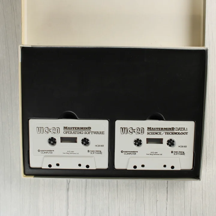 Két fehér magnókazetta a Mastermind játékhoz