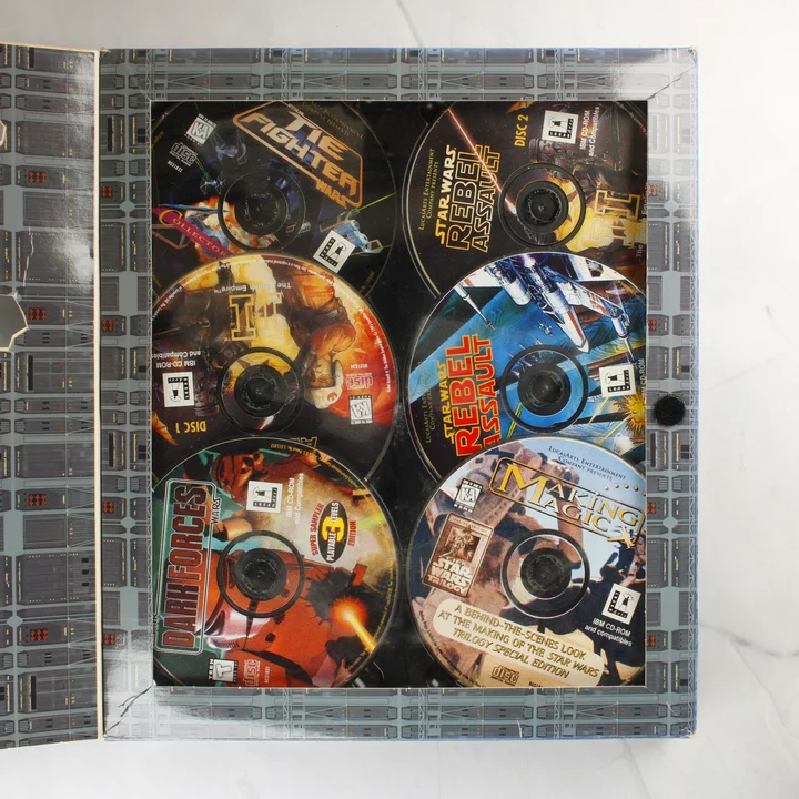 The LucasArts Archives Vol. II nyitott doboza a CD-kkel