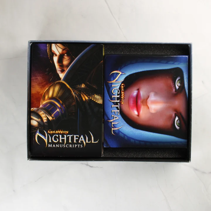 Guild Wars Nightfall belső tartalom Guild Wars Nightfall gyűjtői kiadás nyitott doboza a könyvvel