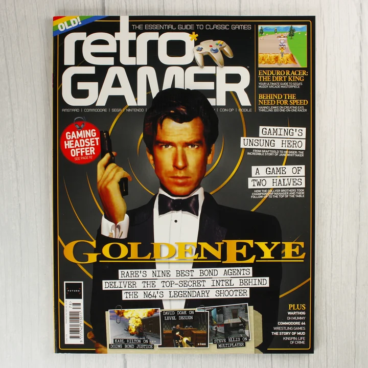 A Retro Gamer magazin címlapja Pierce Brosnan James Bond fotójával