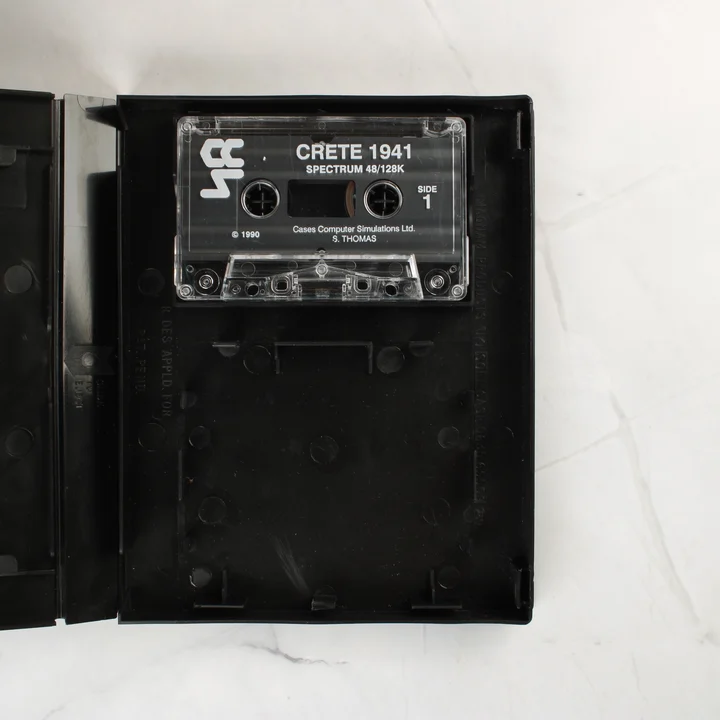 Nyitott tokban lévő Crete 1941 magnetofonkazetta