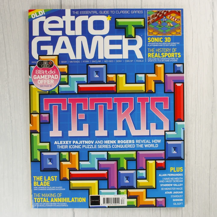 Retro Gamer magazin borító A Retro Gamer magazin címlapja Tetris felirattal és színes blokkokkal.