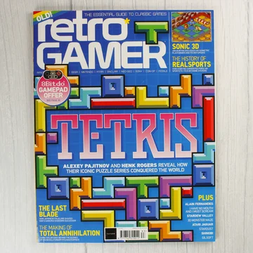 A Retro Gamer magazin címlapja Tetris felirattal és színes blokkokkal.