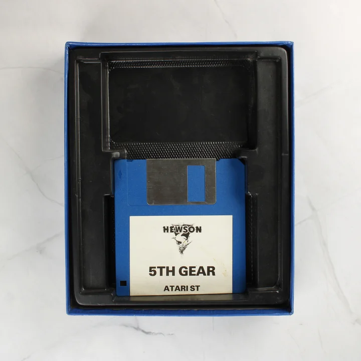 5th Gear Atari ST floppy lemez A 5th Gear videójáték kék floppy lemeze a fekete műanyag tálcában