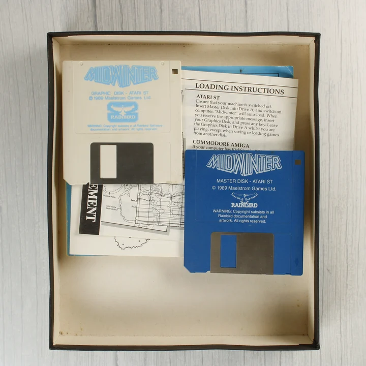 Midwinter lemezek és mellékletek Két darab 3,5 colos floppy lemez és dokumentáció a Midwinter játékhoz.