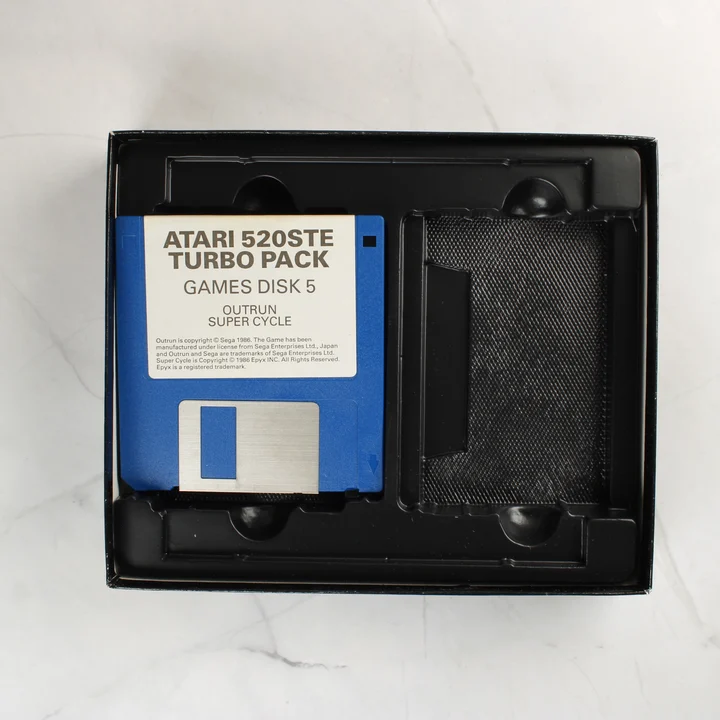 Az Atari 520STE Turbo Pack nyitott doboza a kék floppy lemezzel