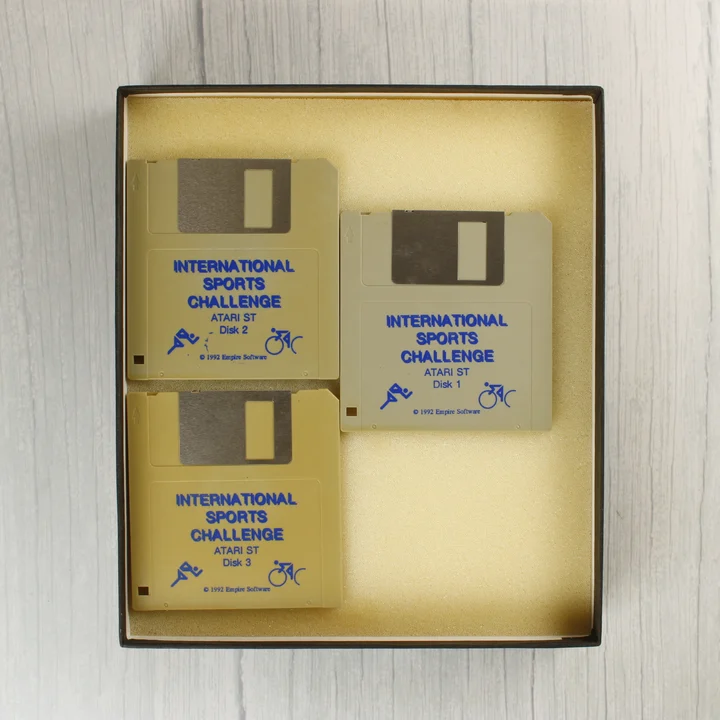 Három darab 3,5 colos floppy lemez a dobozban