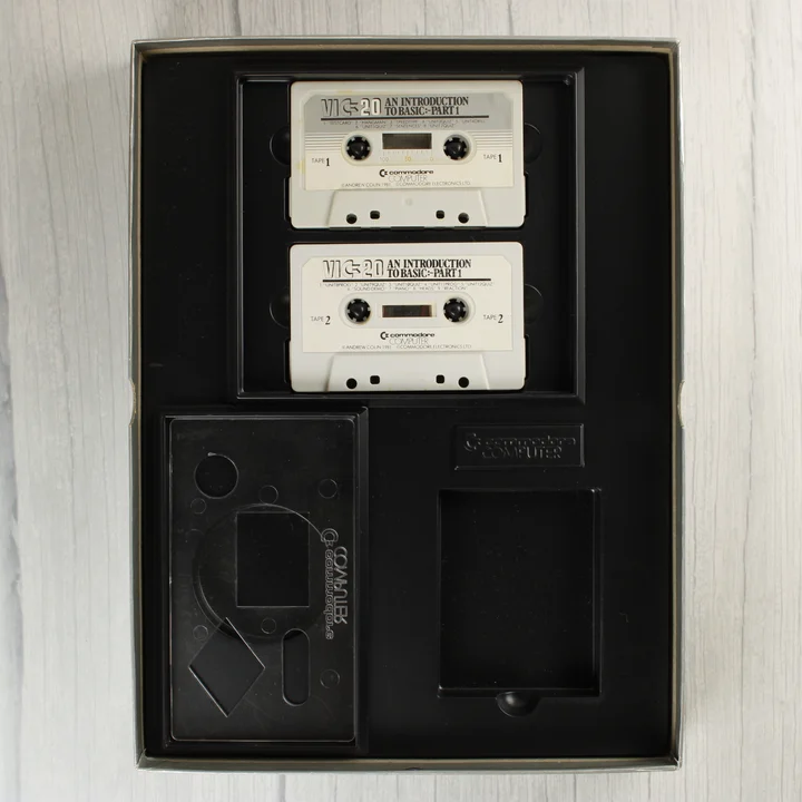 A Commodore VIC-20 oktatócsomag belső tartalma a két kazettával
