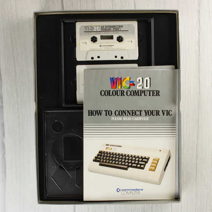 A Commodore VIC-20 oktatócsomag kézikönyve és kazettái
