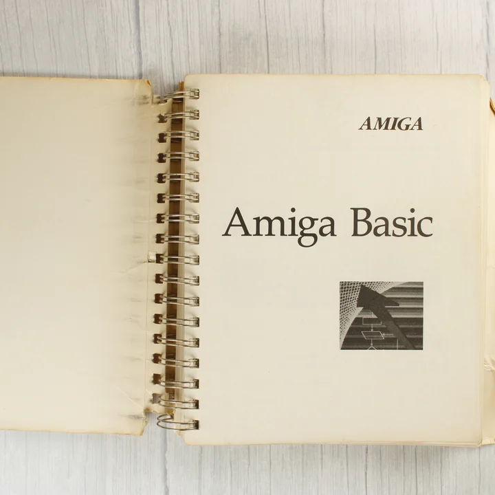 Nyitott Amiga Basic spirálkötésű kézikönyv
