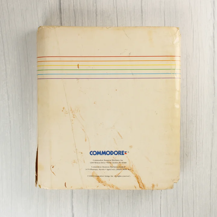 Amiga szoftvercsomag dobozának hátulja Commodore logóval