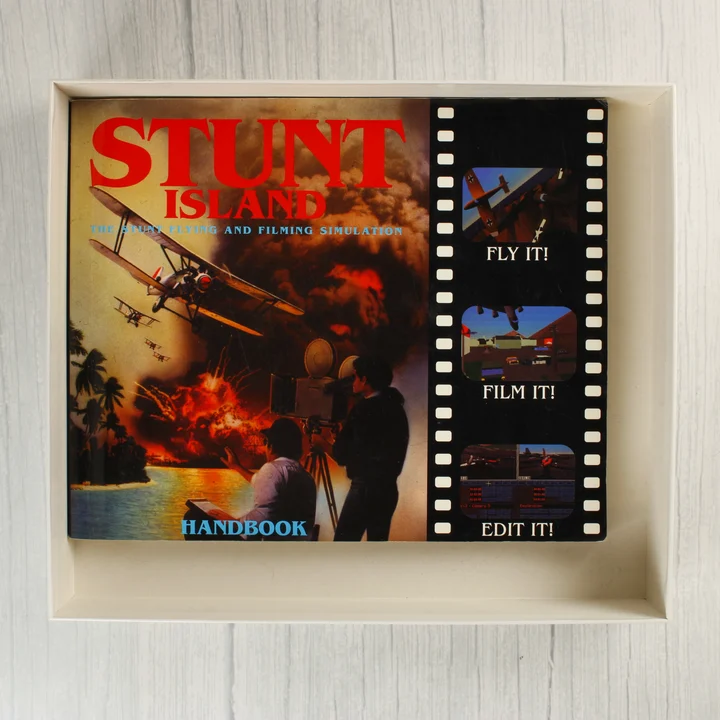 Stunt Island kézikönyv a nyitott dobozban