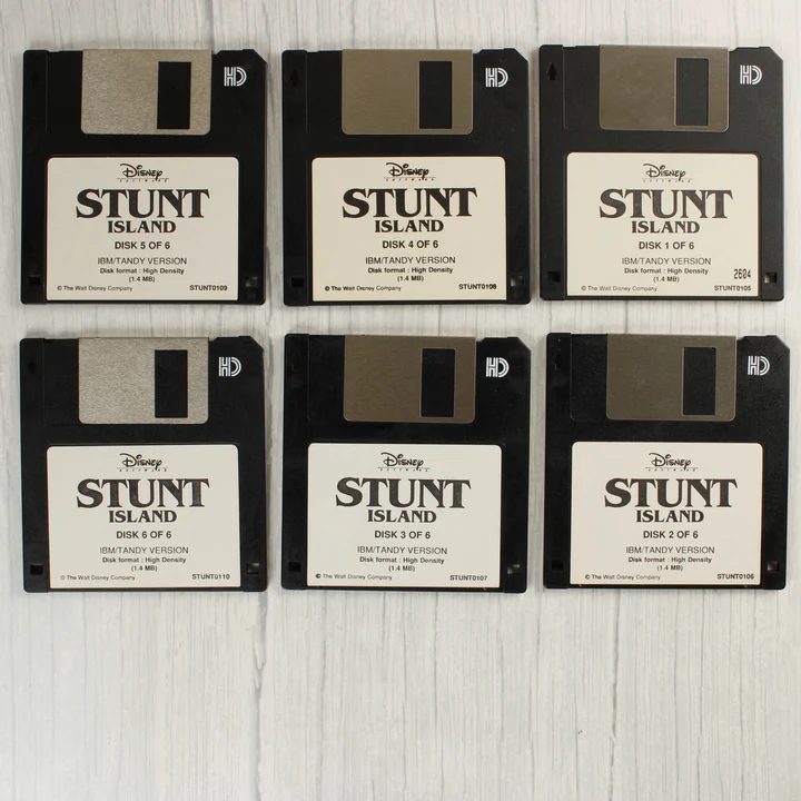 Hat darab fekete 3,5 colos floppy lemez a Stunt Island játékhoz