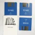 Három kék floppy lemez és egy fehér felhasználói kézikönyv a TIME videójátékhoz.